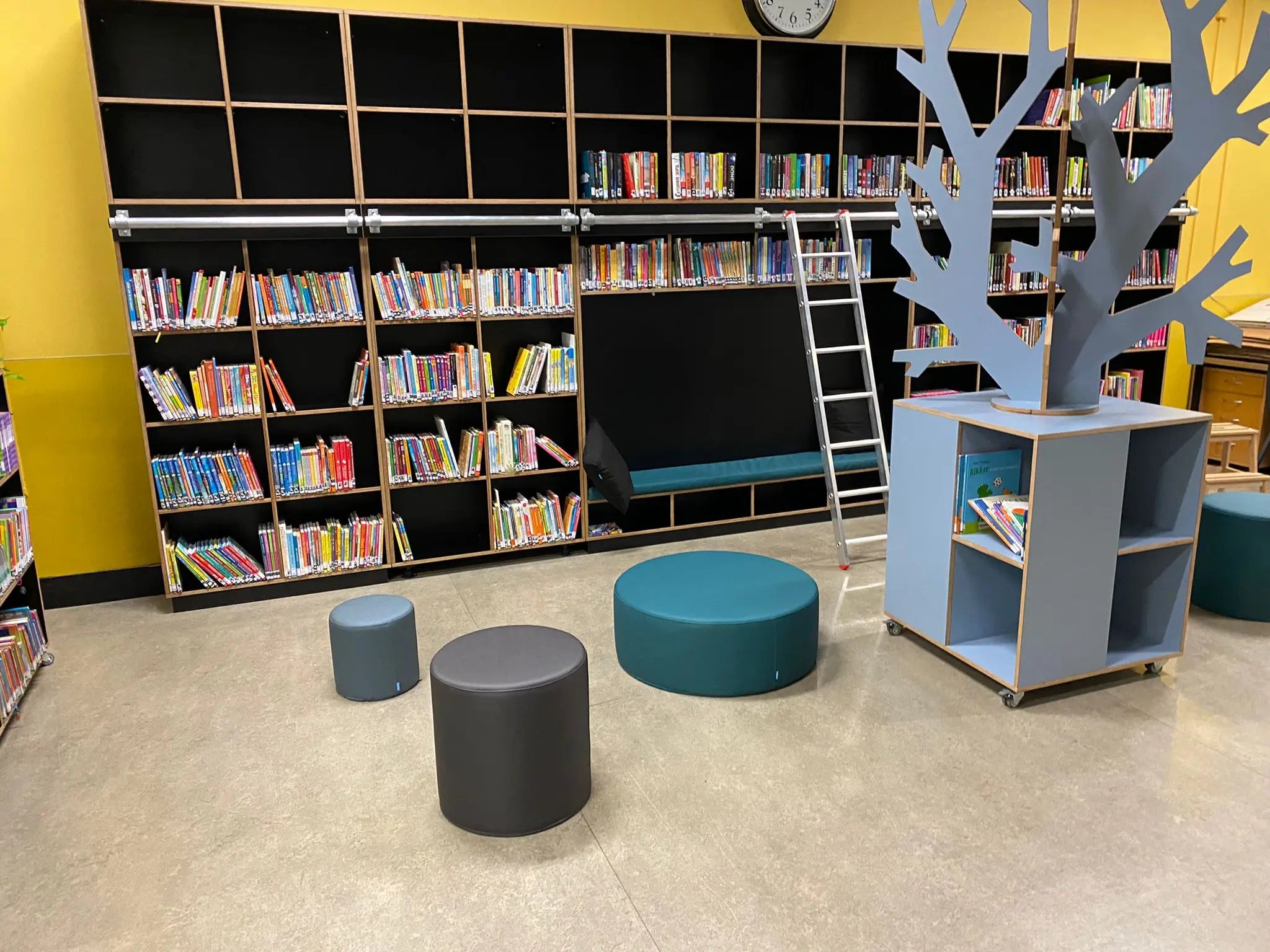 Hilversumse scholenvereniging maatwerk bibliotheekkast